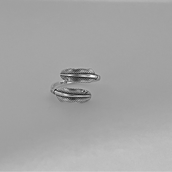 Sterling silver delicate two feather ring, silver feather ring, feather ring - Picture 7 of 11
